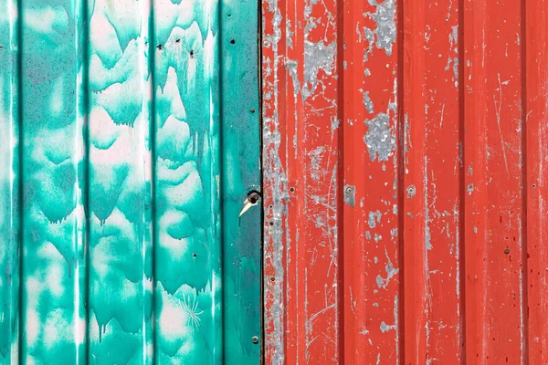Green Red Paint Corrugated Metal Contrast Background — Stock Photo, Image