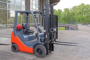 Binanın Önünde Benzin Destekli Forklift Tuck