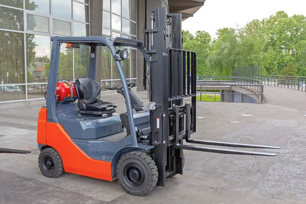 Gas Powered Forklift Tuck Front Building — Stock Photo, Image