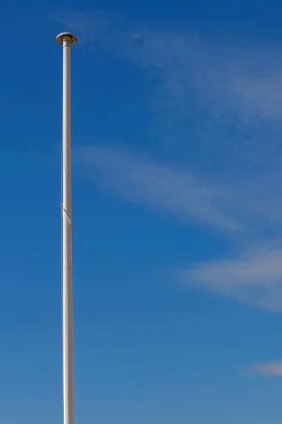 青い空にフラグのない空の背の高い白い旗竿 — ストック写真
