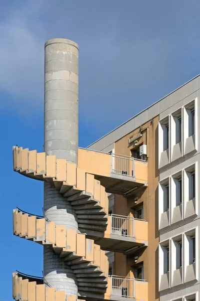 外部コンクリートスパイラル階段建物火災エスケープ — ストック写真