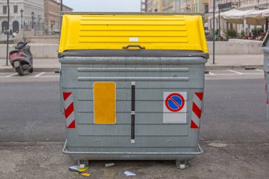 İtalya 'da Kağıt Geri Dönüşümü İçin Büyük Çöp Kutusu