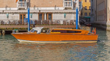 Venedik 'teki Kanal' da geleneksel Tahta Taksi Teknesi