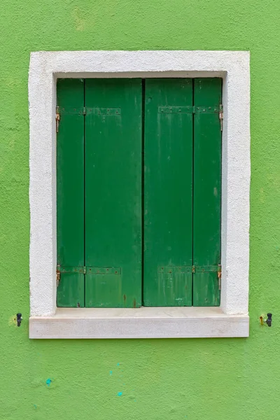 Πράσινο Blinds Παράθυρο Στο Νησί Burano Ιταλία — Φωτογραφία Αρχείου