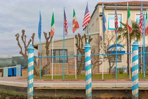 アメリカイタリア Flag Poles Murano Island — ストック写真