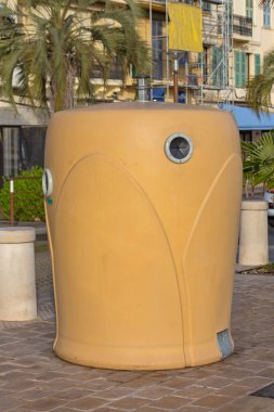 Cannes Fransa 'da Cam Şişeler Sadece Geri Dönüşüm Konteynırı