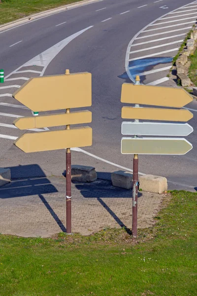 Dos Señales Tráfico Postes Con Flechas Direccionales Francia — Foto de Stock