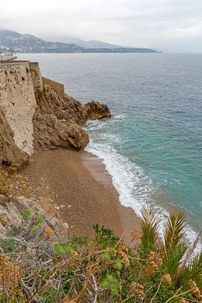 Κλιφ Και Μικρή Παραλία Στη Μεσόγειο Ακτή Στο Μονακό — Φωτογραφία Αρχείου