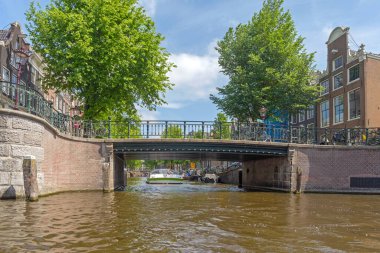 Amsterdam Hollanda 'da Kanal Üzerinde Küçük Köprü