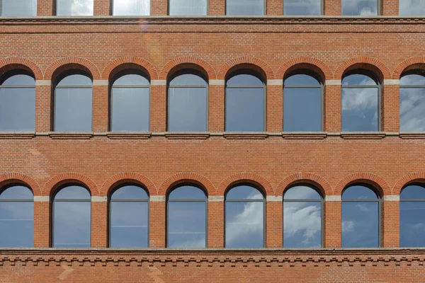 Okna Oblouku Budově Brick Amsterdamu Nizozemsko — Stock fotografie