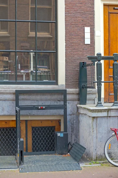 Rullstolslyft Utsidan Byggnaden Amsterdam Nederländerna — Stockfoto