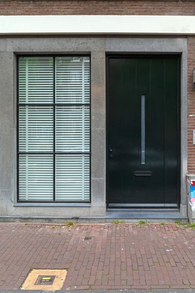 Svart Dörr Och Stort Fönster Amsterdam — Stockfoto