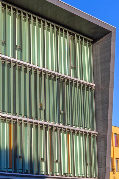 Lamellenglas Grüne Fensterfassade Bei Energieeffizientem Gebäude — Stockfoto