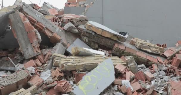 Kör Genom Kollapsade Hus Byggnad Debris Fara — Stockvideo