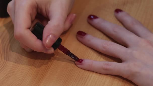 Pinky Vinger Rode Nagel Poolse Vrouwelijke Manicure — Stockvideo