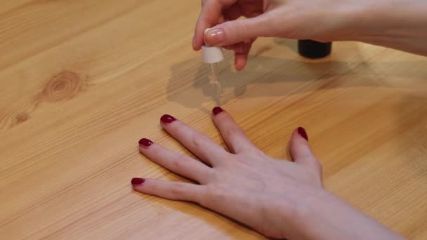 Pipette Express Dry Oil Drops Female Hands Nails Manicure — ストック動画