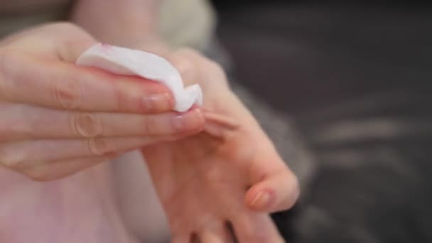 Czyszczenie Cotton Pad Kobieta Hands Manicure Process — Wideo stockowe