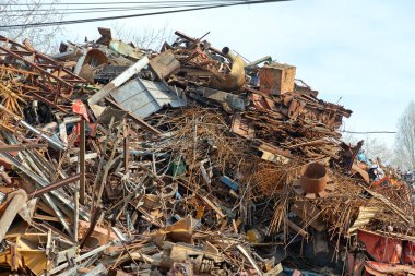 Büyük Hurda Metal Yığını Geri Dönüşüme Hazır