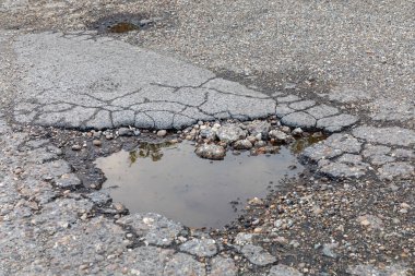 Yağmur Suyuyla Dolu Büyük Saksı Deliği Sokakta Hasar Gördü