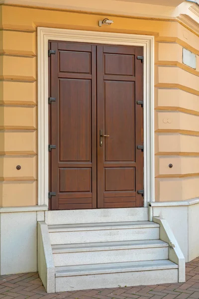 Puerta Marrón Doble Con Escaleras Esquina Casa — Foto de Stock
