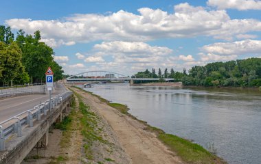 Szeged Macaristan 'daki Tisa Nehri üzerindeki Belvarosi Köprüsü