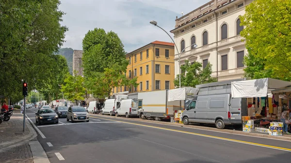 Como Włochy Czerwca 2019 Zaparkowane Samochody Dostawcze Ciężarowe Street Market — Zdjęcie stockowe