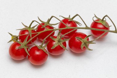 Beyaz Arkaplanda Taze Kiraz Domatesi