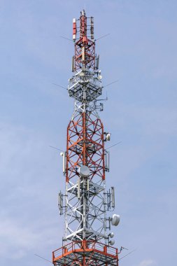 İletişim Kulesi Yapısı Antenleri Kablosuz Gsm Ağı İnternet Üst Ağı