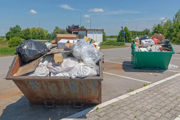 Zwei Große Müllcontainer Auf Parkplätzen Überladen — Stockfoto