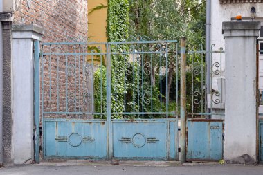 Eski Ev Girişindeki Kapalı Metal Kapı