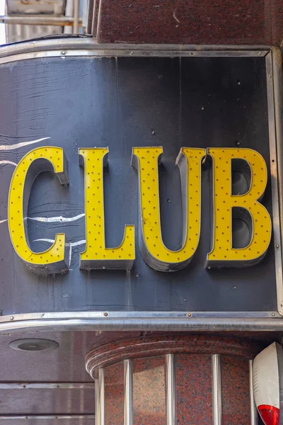 Yellow Sign Club Mit Led Lampen Vor Schwarzem Hintergrund — Stockfoto