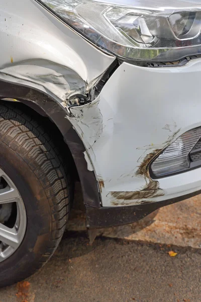 Daños Por Pequeño Accidente Frente Nuevo Vehículo Blanco —  Fotos de Stock