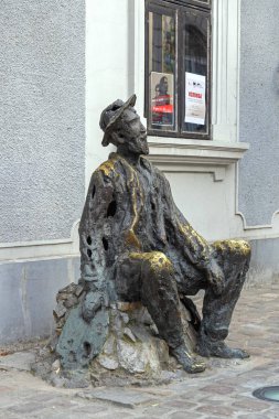 Belgrad, Sırbistan - 03 Ağustos 2021: Skadarlija Caddesi 'nde Ünlü Şair Djura Jaksiç' in Bronz Heykeli.