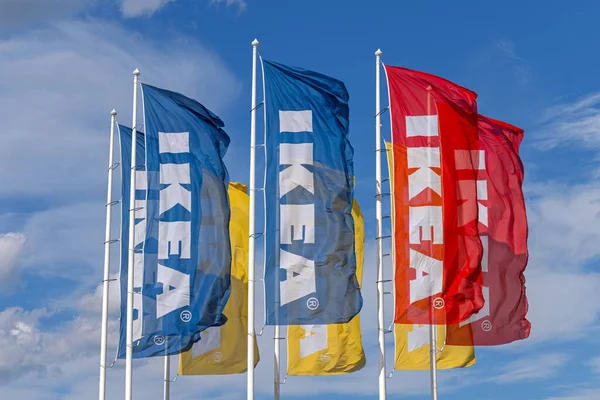 Belgrado Serbia Agosto 2021 Banderas Coloridas Suecia Ikea Ondeando Soleado — Foto de Stock