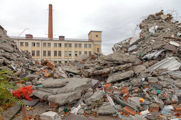 Grande Pilha Escombros Antigo Local Demolição Fábrica — Fotografia de Stock