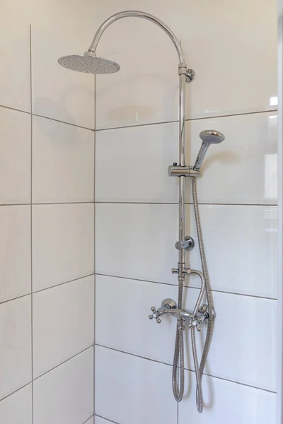 レインヘッドハンドル付きシャワーホワイトバスルームの蛇口 — ストック写真