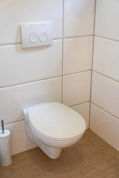 清潔な白いバスルームのモダンなトイレ席 — ストック写真