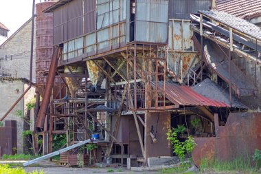 Terk Edilmiş Fabrika Dış Binası 'ndaki Kanal Yapısı
