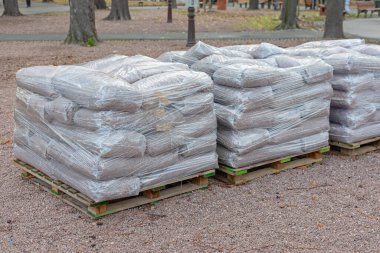 Şehir parkındaki Paletler 'de Ağır Malzeme Çuvalları