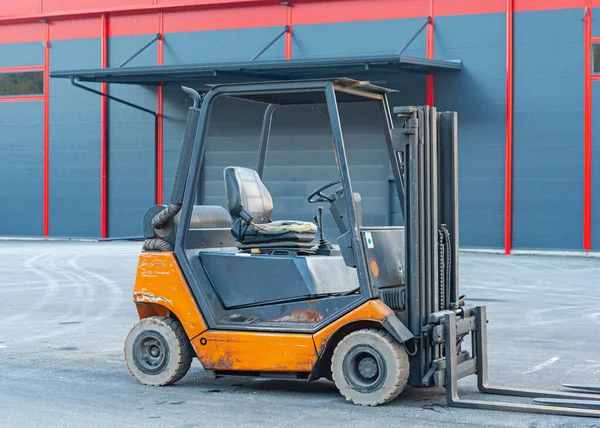 Depo Binasının Önündeki Forklift Kamyonu — Stok fotoğraf