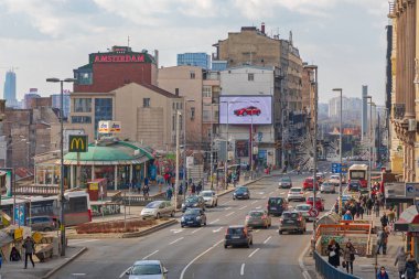 Belgrad, Sırbistan - 14 Şubat 2021: Sırbistan 'ın Zeleni Venac kentinde kış trafiği.