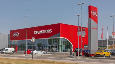 Belgrad, Sırbistan - 30 Haziran 2021: Sırbistan 'ın Novosadski Otoyolu' ndaki Yeni Kia Motors bayiliği.