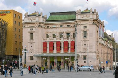 Belgrad, Sırbistan - 14 Şubat 2021: Soğuk Kış Günü Cumhuriyet Meydanı Ulusal Tiyatrosu.