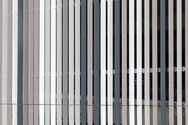 Modern Binadaki Gri Tonlama Dikey Metal Sütunlara Karşı