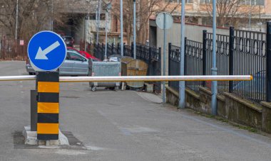 Otopark Bariyeri Patlama ve Yön Oku İşareti