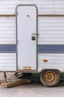 Eski Kamp Karavanının Kilitli Giriş Kapısı