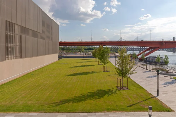 Rasenrasen Und Junge Bäume Der Uferpromenade Belgrad Serbien — Stockfoto