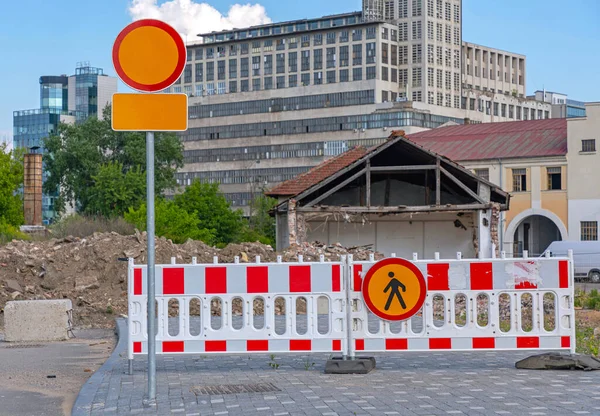 Cerrado Para Peatones Hay Señal Tráfico Sitio Construcción Precaución Barrera — Foto de Stock