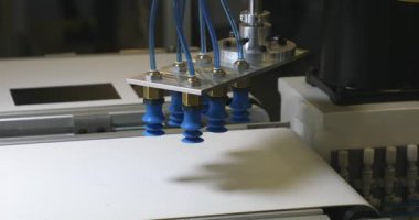 Vakum Kolu Taşıyıcıdan Parçaları Topluyor