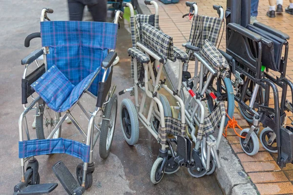 香港街上有许多可折叠轮椅 — 图库照片